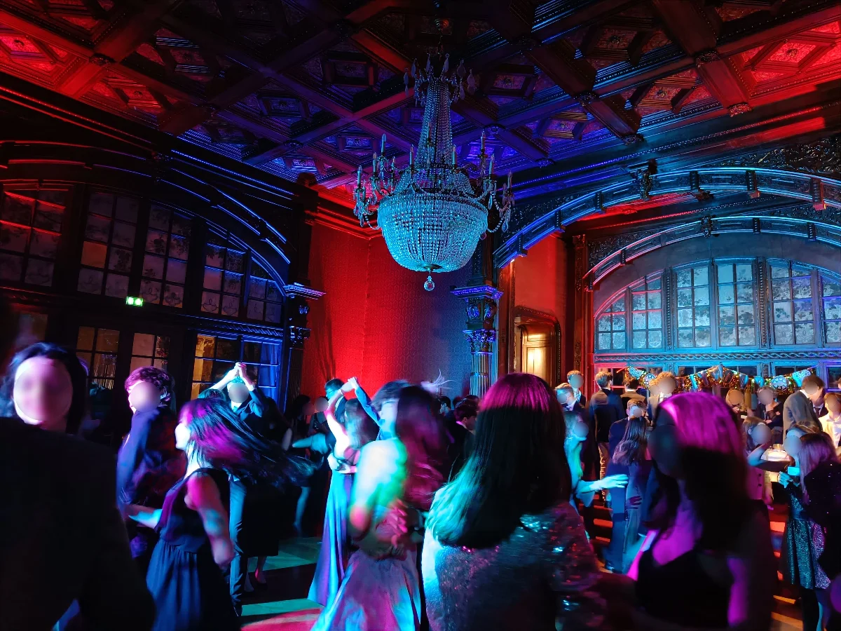 Rallye : salle de bal éclairée, danseurs de rock